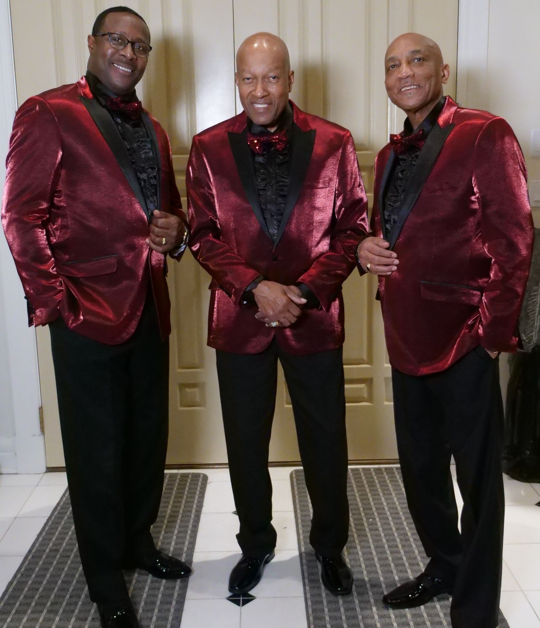 Three in red – promo picture